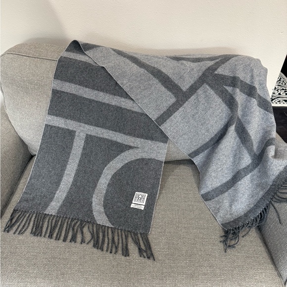 Authentic Toteme monogram scarf - Picture 6 of 7